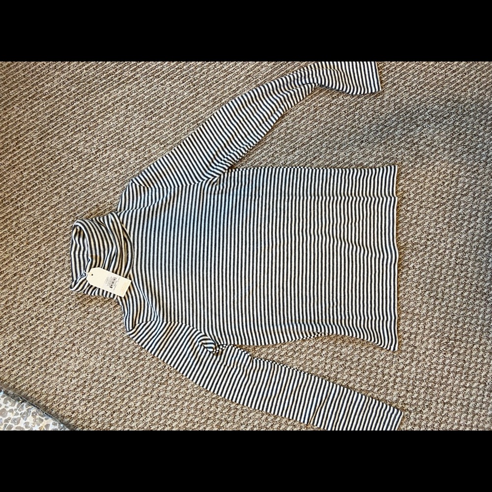 Mud pie turtle neck sweater. Size small.